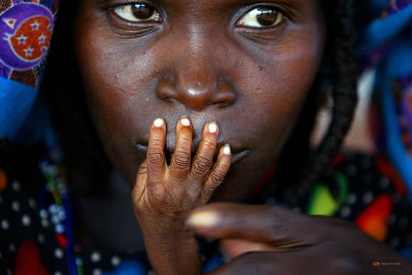 '로이터 클래식' 섹션에 전시된 작품. 영양실조 상태인 한살배기 아이의 손가락이 엄마의 입술을 누르고 있다. ⓒ핀바 오라일리(Finbarr O'Reilly)/로이터