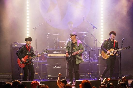 '2015 제비다방 컴필레이션' 앨범 발매 기념 공연 때 크라잉넛의 한경록(캡틴락)과 김마스타의 컬래버레이션 공연 장면.(사진=CTR)