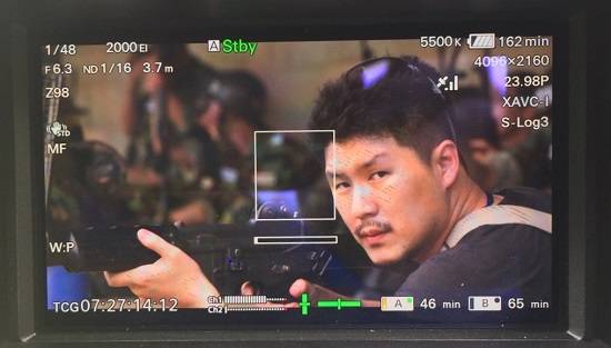 '군대:60만의 초상' 촬영 중 포커스를 맞추기 위해 카메라 앵글로 들어 간 박경근 작가.(사진=박경근 작가)